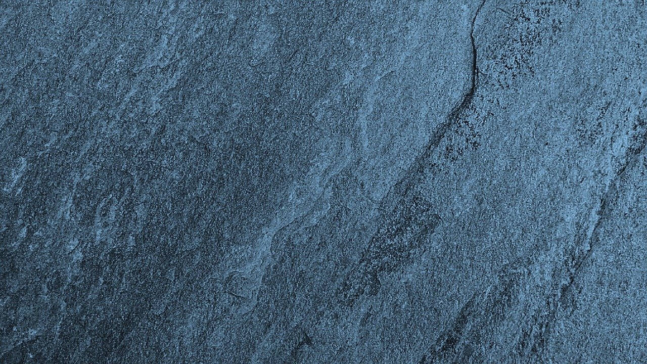 Blue-grey stone with no cracks or openings.