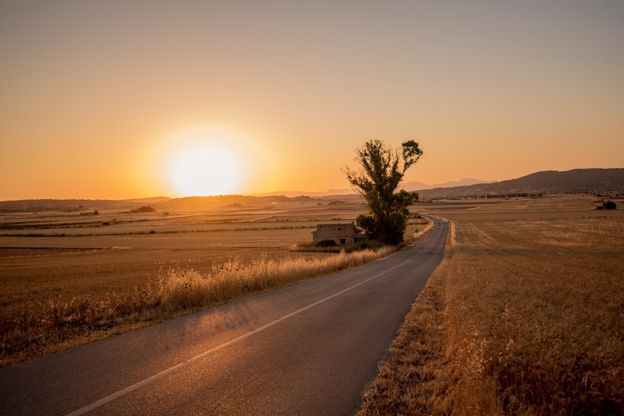 lostStefan Kunzealbumarium A road with a setting sun on an open plain